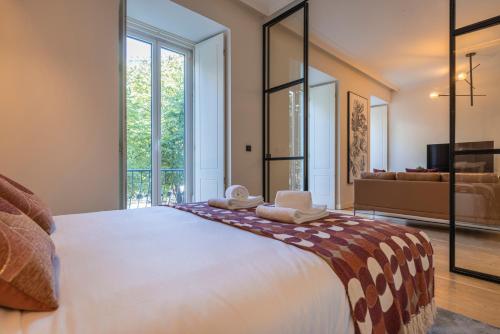 En eller flere senger på et rom på Luxury Casal Ribeiro I by Innkeeper