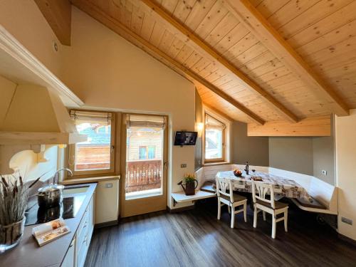 a kitchen and dining room with a table and chairs at Appartamenti Cristallo in Livigno