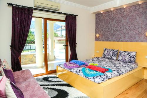 Un dormitorio con una cama con ropa. en Stunning 4-Bedrooms Villa in Dalyan Turkey en Dalyan
