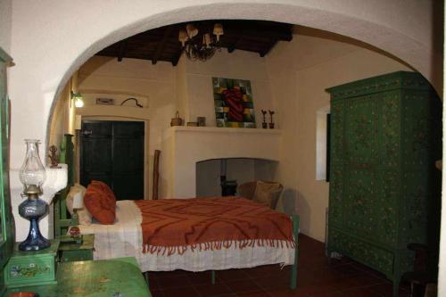 - une chambre avec un lit et une armoire verte dans l'établissement Casa das Moles, à Évora