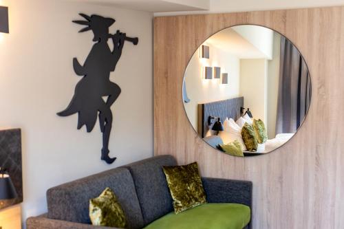 a living room with a mirror and a couch at Hotel zur Börse in Hameln