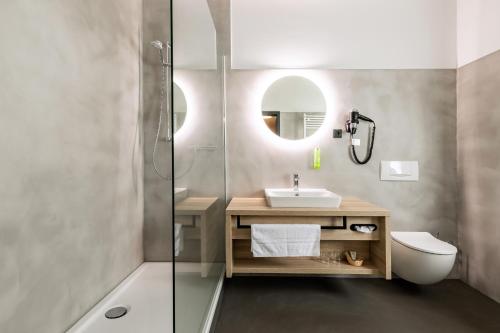 a bathroom with a toilet and a sink and a shower at Hotel zur Börse in Hameln