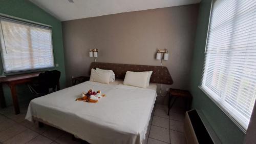 En eller flere senge i et værelse på Kootney Resorts
