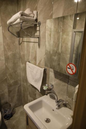 a bathroom with a sink and a mirror at Sun Bella Konaklama in Kırklareli