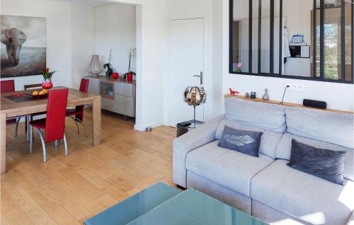Ruang duduk di Amazing Apartment In Triel-Sur-Seine