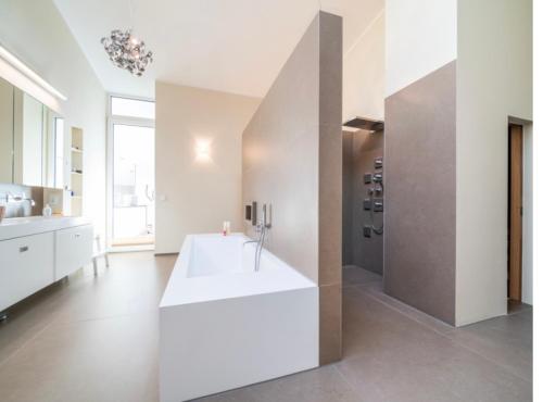 a bathroom with a white tub and a sink at Ferien- und Seminarhaus Seeger in Haunsheim