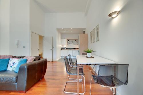een woonkamer met een bank en een tafel bij Crown Apartments 113 by Week2Week in Newcastle upon Tyne