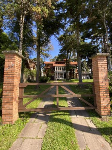 una puerta de madera frente a una casa en Apartamento Foss, en Gramado