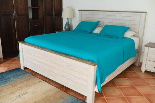 Brand New Home - The Village in Las Conchas #38 في Las Conchas: غرفة نوم بسرير كبير مع شراشف زرقاء