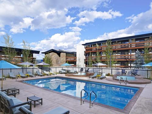 ein Bild eines Swimmingpools in einem Hotel in der Unterkunft Wildwood Snowmass in Snowmass Village