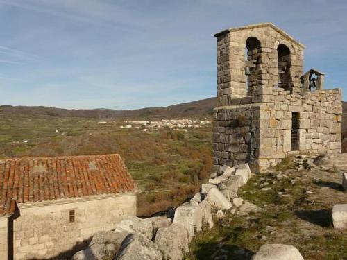 an old stone building on top of a hill at Apartamentos en sierra de gata ALMA in Villamiel