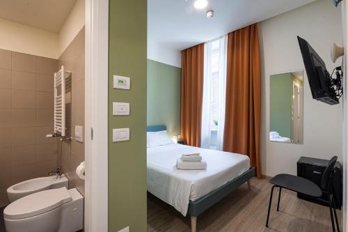 y baño con cama, aseo y lavamanos. en Camplus Guest Bernini Casa per Ferie en Turín