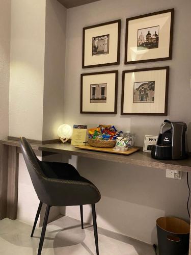 a desk with a chair in a room at Lunalá Hotel Boutique in Cartagena de Indias