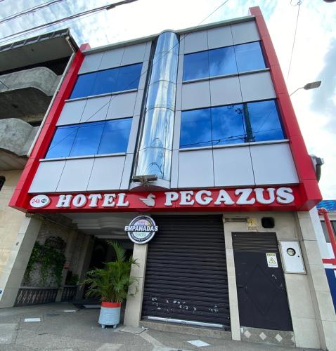 un cartel de hotel pegasus en la parte delantera de un edificio en Hotel Pegazus, en Guayaquil