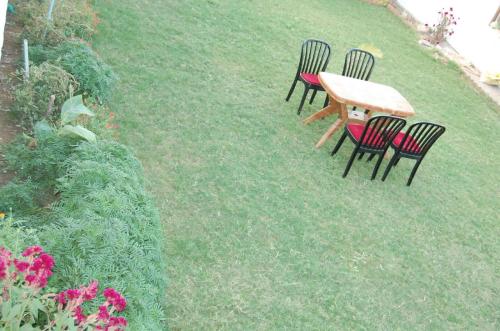 Taman di luar Prem Home Stay
