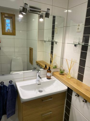 a bathroom with a sink and a mirror and a tub at Röda huset in Hallstahammar