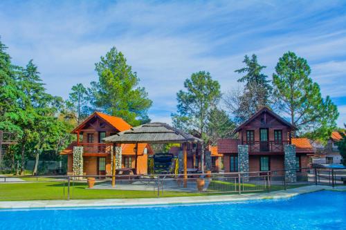 uma casa com piscina e parque infantil em Hotel Villa Sol em Merlo