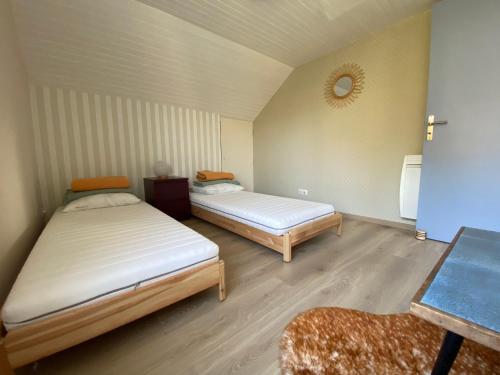 une chambre avec deux lits et une table dans l'établissement My Noï Home, à Arcachon