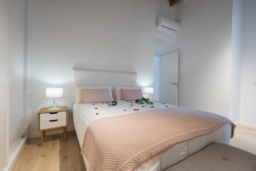 een slaapkamer met een bed met bloemen erop bij Los Adelantados La Hornacina Live Canarias in La Laguna