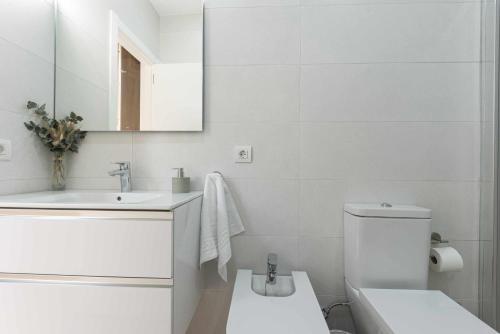 een witte badkamer met een wastafel en een toilet bij Los Adelantados La Hornacina Live Canarias in La Laguna
