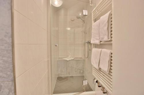 een badkamer met een douche en een glazen deur bij Villa Schöneck Villa Schöneck Appartement 2 in Scharbeutz