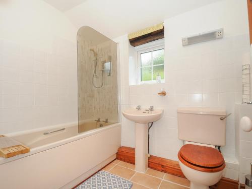 uma casa de banho com um WC, um lavatório e uma banheira em The Wagon House em Launceston
