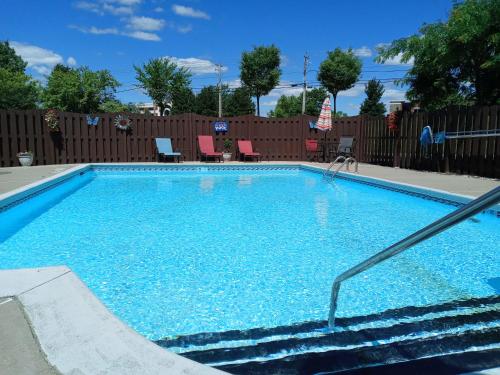 巴特勞特堡的住宿－阿什利宿舍酒店，蓝色海水大型游泳池