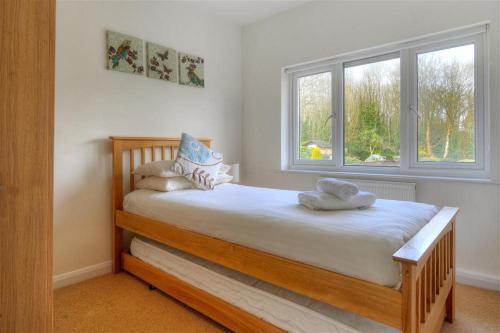 um quarto com uma cama com duas toalhas em Little Gem em Lyme Regis
