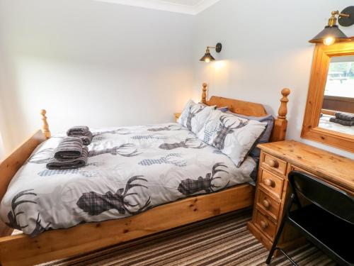 una camera con letto e cassettiera in legno di Monsal Cottage a Bakewell