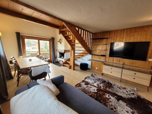un salon avec un canapé et une table avec une télévision dans l'établissement Duplex 3 pièces à Megève - Proche centre, 6-8 pers, balcon, piscine, wifi, garage. - FR-1-453-297, à Megève