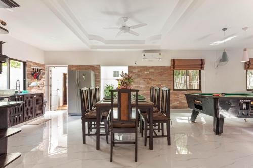 a dining room with a table and a pool table at MADEE VILLA - PATTAYA HOLIDAY HOUSE WALKING STREET 6 bedrooms in Pattaya South