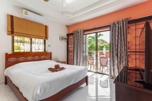 - une chambre avec un grand lit et un balcon dans l'établissement MADEE VILLA - PATTAYA HOLIDAY HOUSE WALKING STREET 6 bedrooms, à Pattaya (sud)