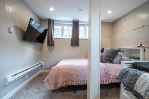 Central 2 bedroom unit with 3 beds and 3 large TVs_2