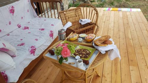 a table with a tray of food on a deck at Un parfum de Thaïlande, ressourcement et massages in Curemonte