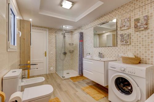 y baño con lavadora y lavadora. en Ocean View Duplex Tenerife ( Golf del Sur) en San Miguel de Abona