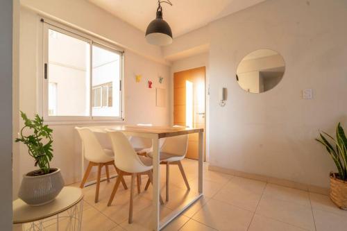 comedor con mesa y sillas blancas en Lavalle Estrella 2 - frente a Plaza San Martin en San Miguel de Tucumán