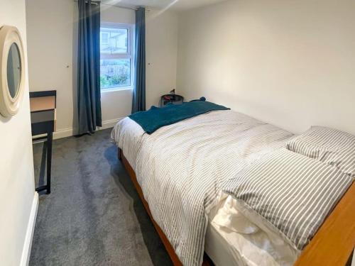 a bedroom with a bed and a window at Cosy & Comfortable - Heart of Hove - Beach Getaway in Brighton & Hove