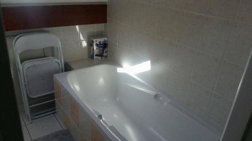 een badkamer met een bad en een toilet bij La familia in Gérardmer