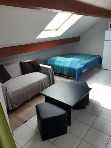 un salon avec un canapé et une table dans l'établissement La familia, à Gérardmer