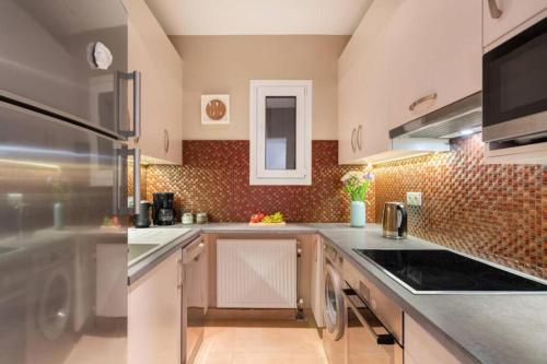 Stylish King size bed apt steps from Acropolis by GHH