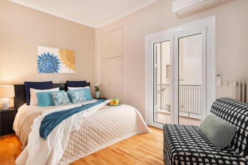 Stylish King size bed apt steps from Acropolis by GHH