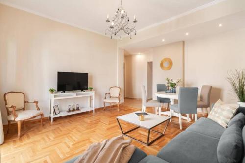 Stylish King size bed apt steps from Acropolis by GHH