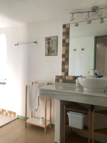 a bathroom with a sink and a mirror at Casa del Almezo in Almodóvar del Río