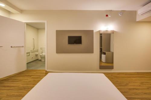 an empty room with a white rug on the floor at Transamerica Fit Rio Verde in Rio Verde