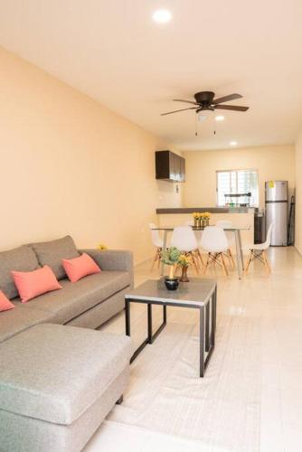 a living room with a couch and a table at Amplia casa con 3 habitaciones para hospedaje in Chetumal