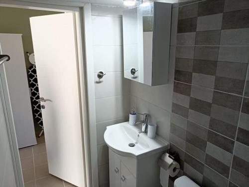 a bathroom with a sink and a mirror at Kilkis Central Studio in Kilkis