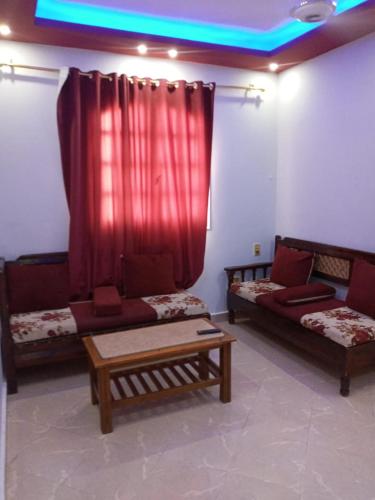 een woonkamer met twee banken en een tafel bij new ikea flat 1 in Hurghada