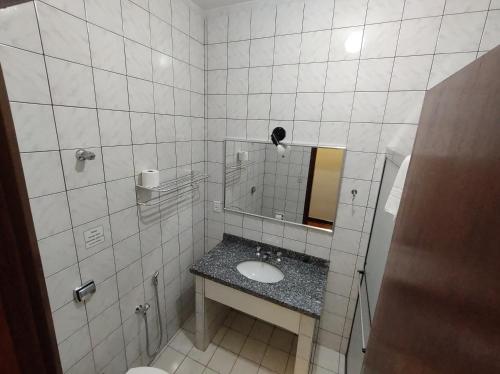 uma casa de banho com um lavatório e um espelho em Hotel Itarare em Itararé