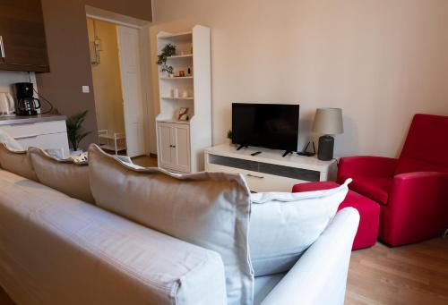 sala de estar con sofá y TV en 2ndhomes Central 1BR Apartment with Great Location by Kaisaniemi Park, en Helsinki