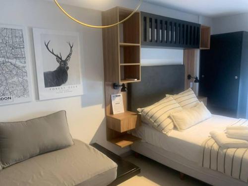 Un dormitorio con una cama y una silla dentro. en Estrella Centro - Con Cochera - Solo autos, en San Miguel de Tucumán